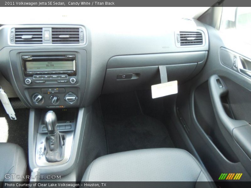 Candy White / Titan Black 2011 Volkswagen Jetta SE Sedan