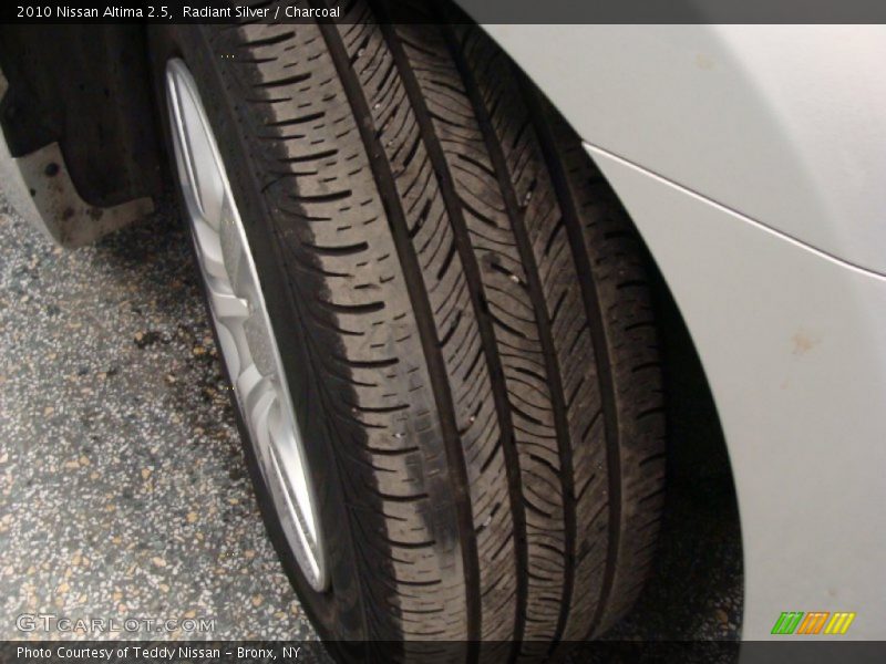 Radiant Silver / Charcoal 2010 Nissan Altima 2.5