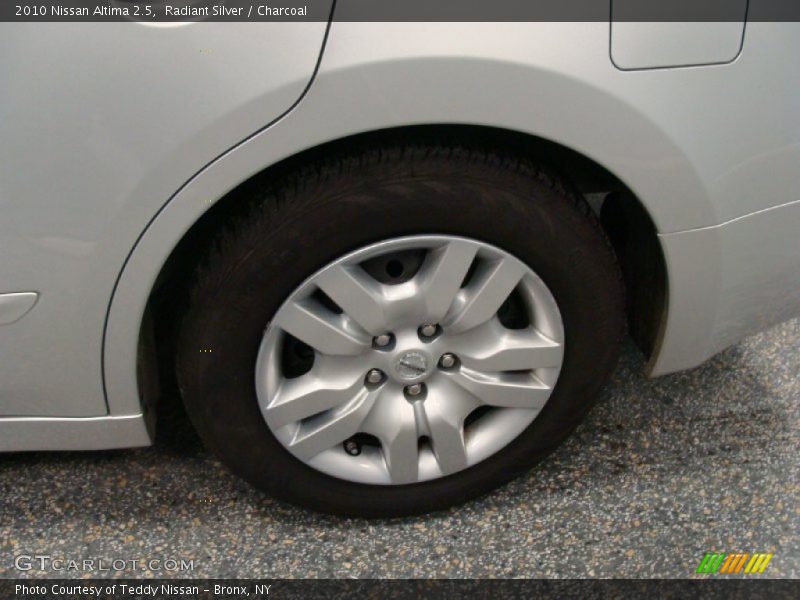 Radiant Silver / Charcoal 2010 Nissan Altima 2.5