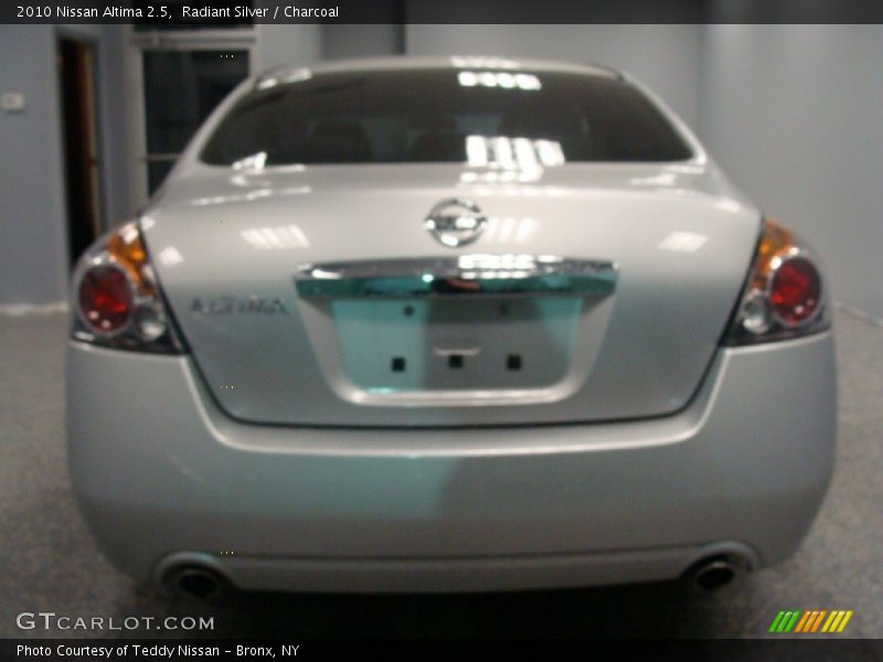 Radiant Silver / Charcoal 2010 Nissan Altima 2.5