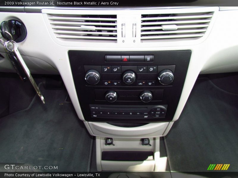 Nocturne Black Metallic / Aero Grey 2009 Volkswagen Routan SE