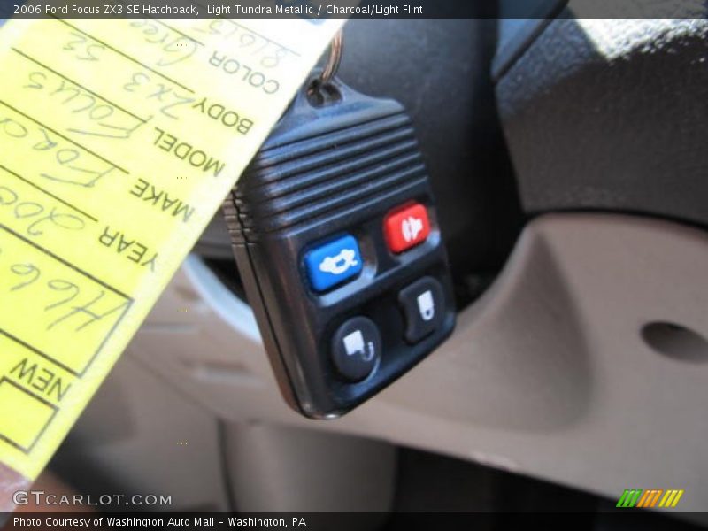 Light Tundra Metallic / Charcoal/Light Flint 2006 Ford Focus ZX3 SE Hatchback