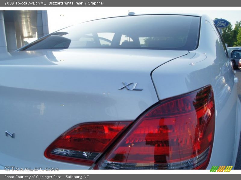 Blizzard White Pearl / Graphite 2009 Toyota Avalon XL