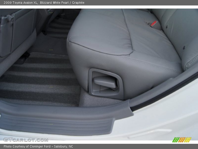 Blizzard White Pearl / Graphite 2009 Toyota Avalon XL