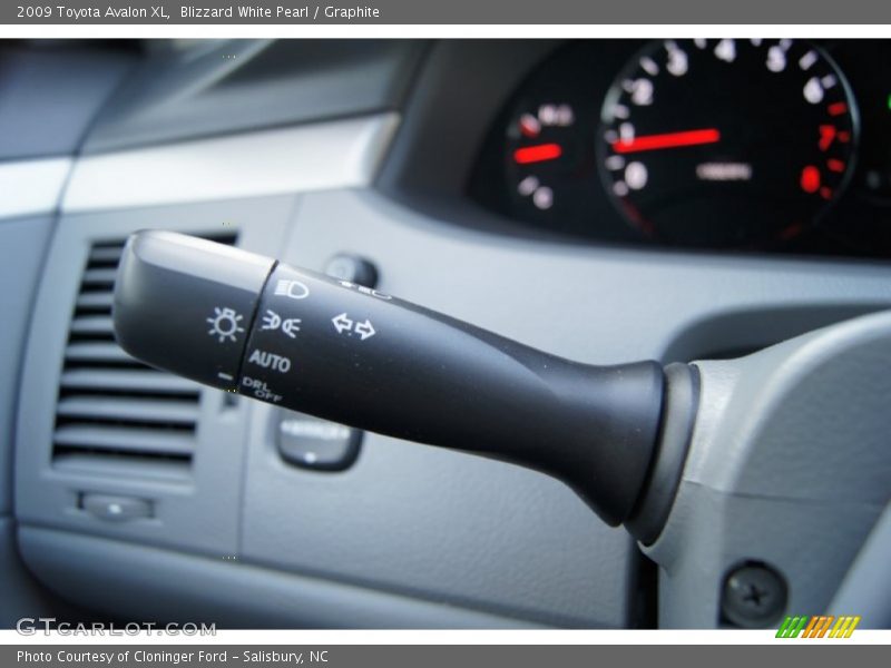 Blizzard White Pearl / Graphite 2009 Toyota Avalon XL