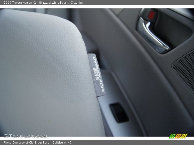 Blizzard White Pearl / Graphite 2009 Toyota Avalon XL