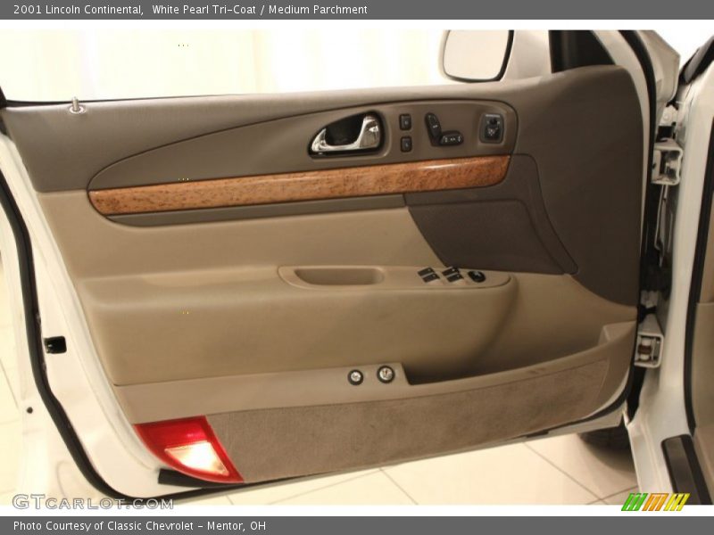 White Pearl Tri-Coat / Medium Parchment 2001 Lincoln Continental