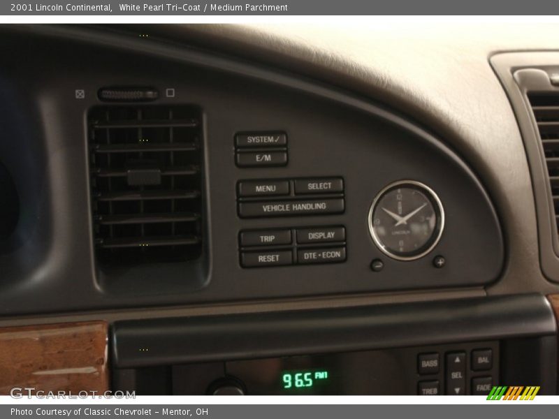 White Pearl Tri-Coat / Medium Parchment 2001 Lincoln Continental