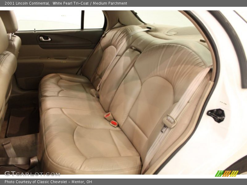 White Pearl Tri-Coat / Medium Parchment 2001 Lincoln Continental