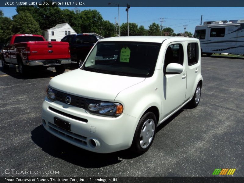 White Pearl / Black 2010 Nissan Cube 1.8 S