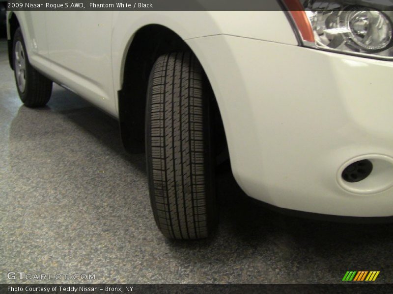 Phantom White / Black 2009 Nissan Rogue S AWD