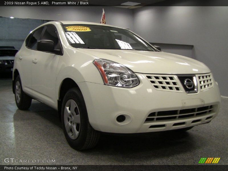 Phantom White / Black 2009 Nissan Rogue S AWD