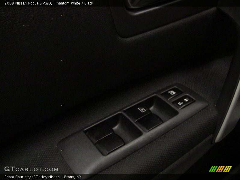 Phantom White / Black 2009 Nissan Rogue S AWD