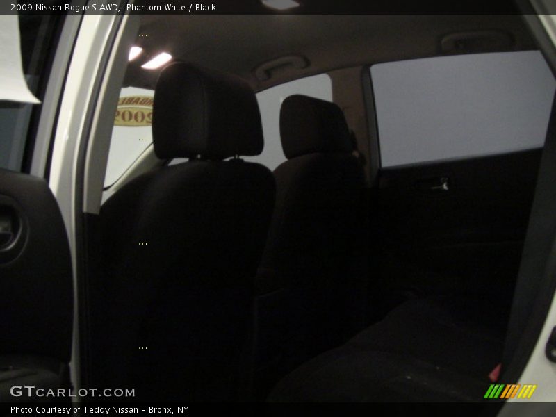 Phantom White / Black 2009 Nissan Rogue S AWD