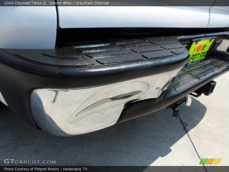 Summit White / Gray/Dark Charcoal 2004 Chevrolet Tahoe LS