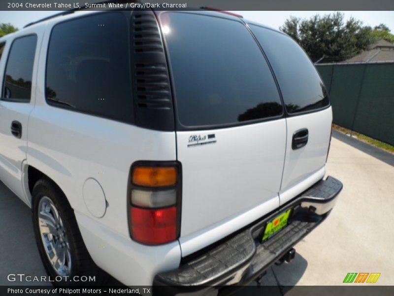Summit White / Gray/Dark Charcoal 2004 Chevrolet Tahoe LS