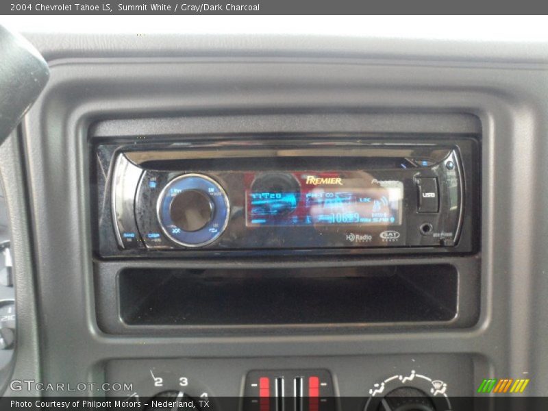 Summit White / Gray/Dark Charcoal 2004 Chevrolet Tahoe LS