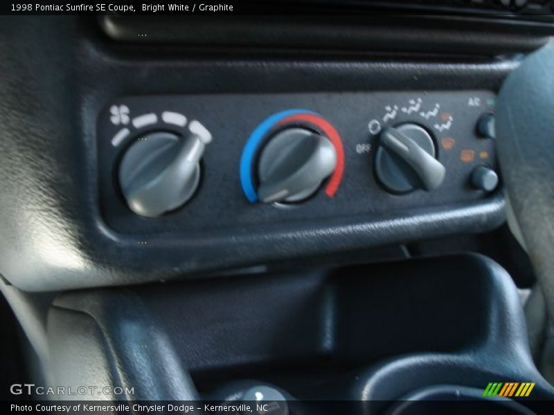 Bright White / Graphite 1998 Pontiac Sunfire SE Coupe
