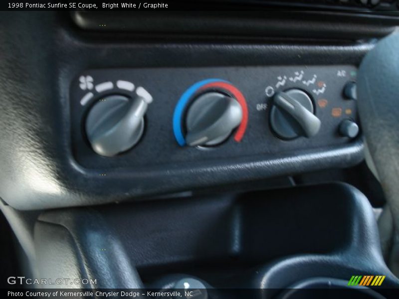 Bright White / Graphite 1998 Pontiac Sunfire SE Coupe