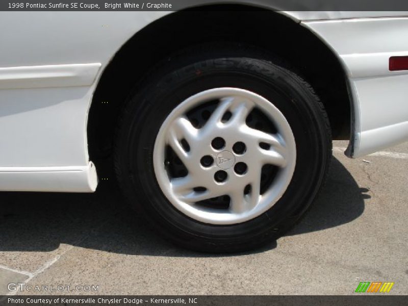 Bright White / Graphite 1998 Pontiac Sunfire SE Coupe