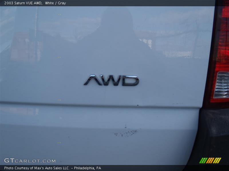 White / Gray 2003 Saturn VUE AWD