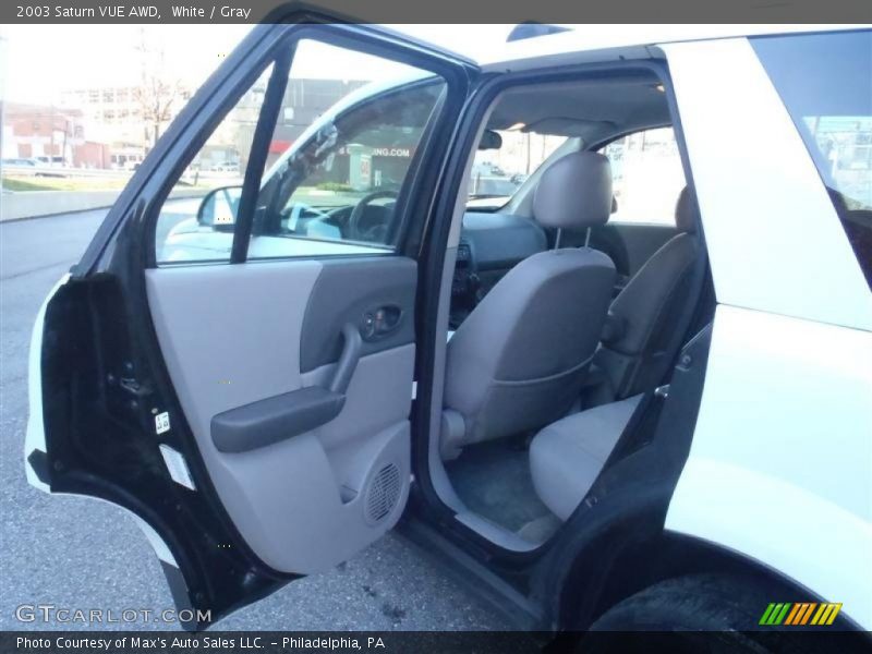 White / Gray 2003 Saturn VUE AWD
