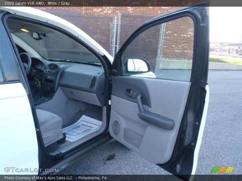 White / Gray 2003 Saturn VUE AWD