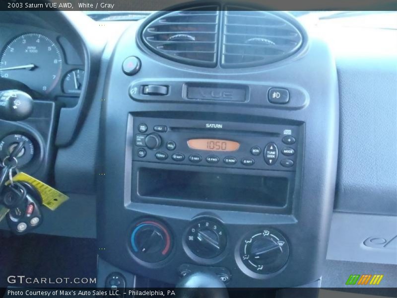 White / Gray 2003 Saturn VUE AWD
