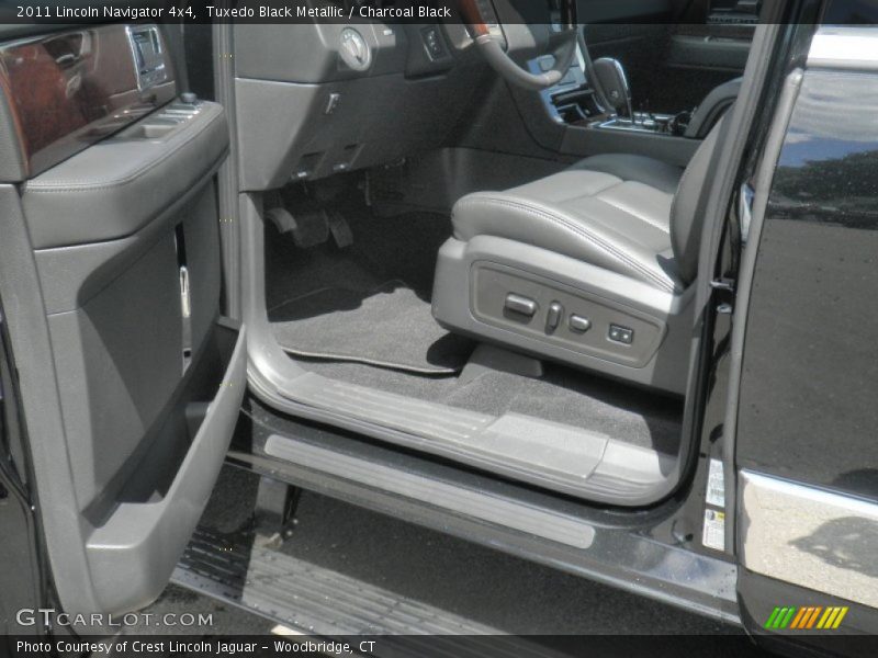 Tuxedo Black Metallic / Charcoal Black 2011 Lincoln Navigator 4x4