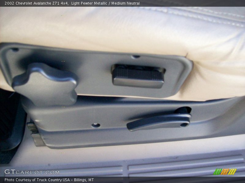 Light Pewter Metallic / Medium Neutral 2002 Chevrolet Avalanche Z71 4x4
