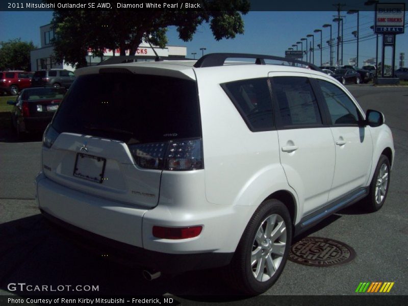 Diamond White Pearl / Black 2011 Mitsubishi Outlander SE AWD