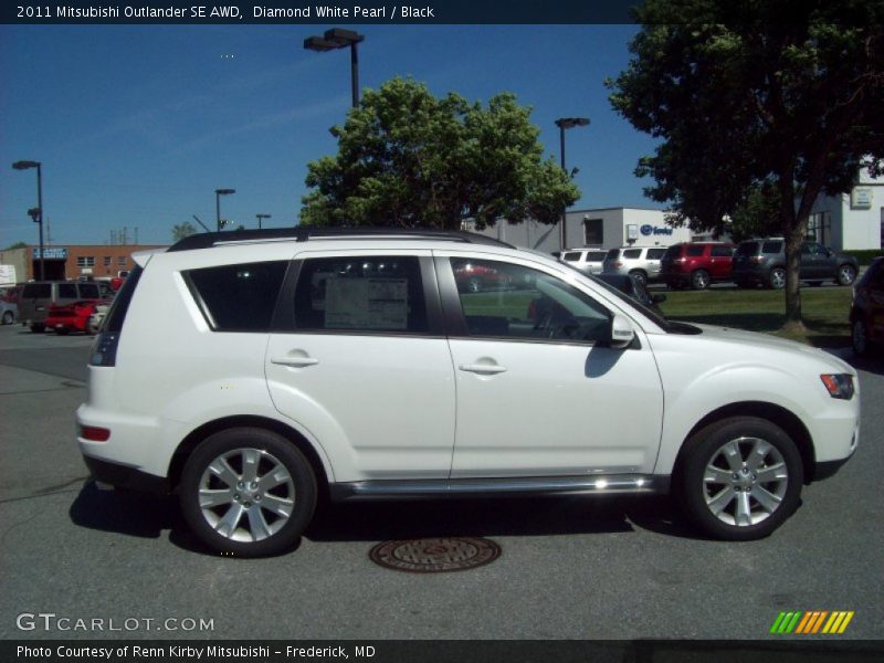 Diamond White Pearl / Black 2011 Mitsubishi Outlander SE AWD