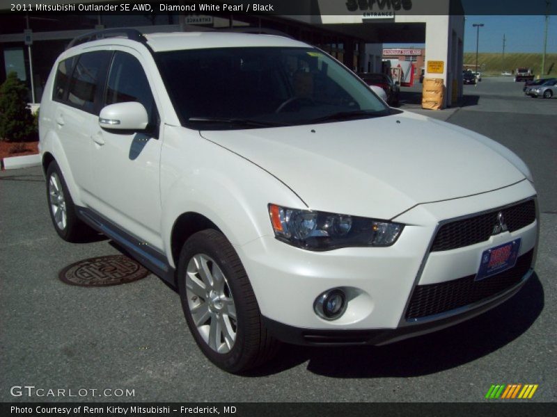 Diamond White Pearl / Black 2011 Mitsubishi Outlander SE AWD