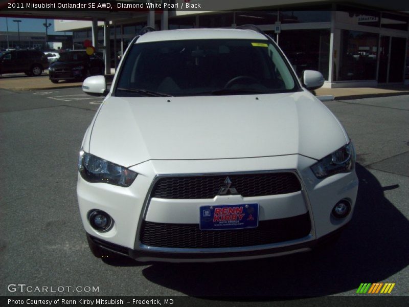 Diamond White Pearl / Black 2011 Mitsubishi Outlander SE AWD