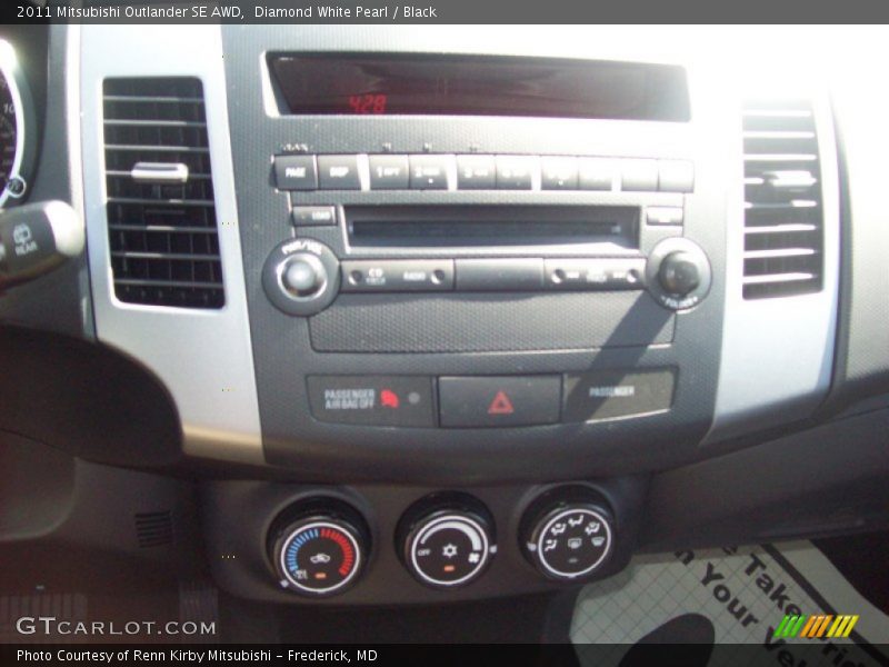 Diamond White Pearl / Black 2011 Mitsubishi Outlander SE AWD
