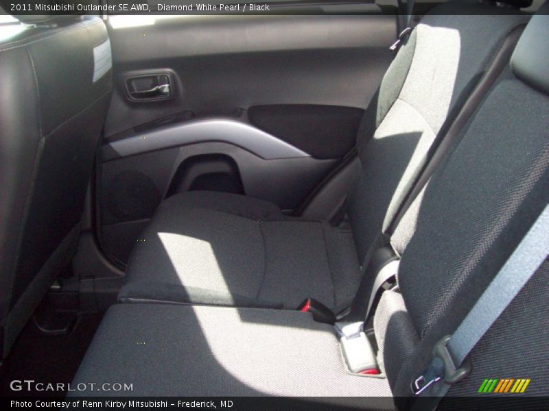 Diamond White Pearl / Black 2011 Mitsubishi Outlander SE AWD