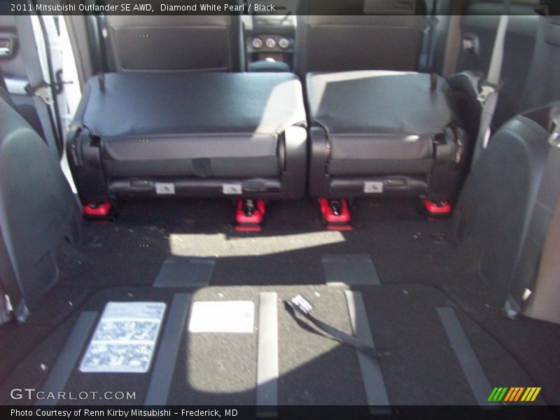 Diamond White Pearl / Black 2011 Mitsubishi Outlander SE AWD