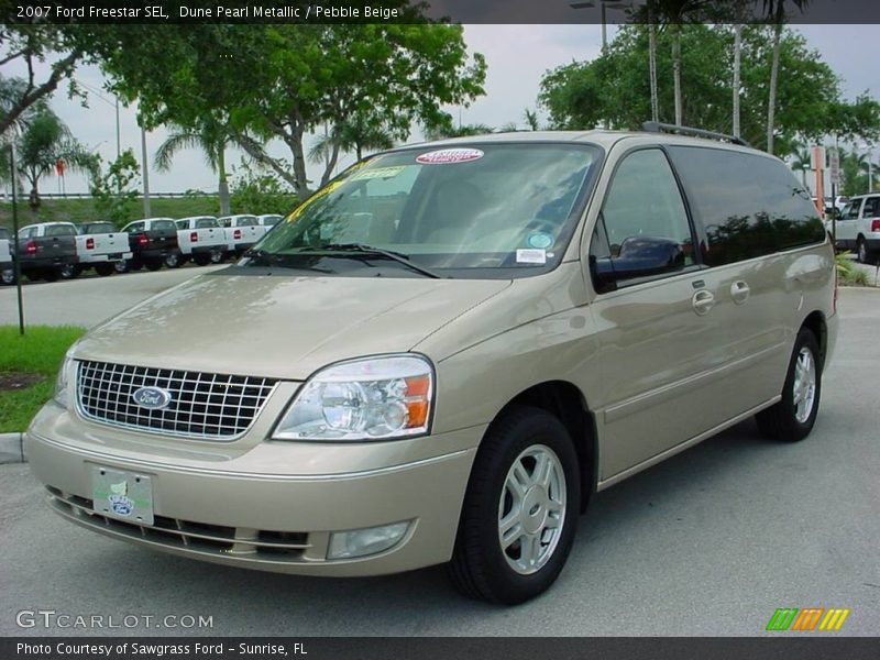 Front 3/4 View of 2007 Freestar SEL