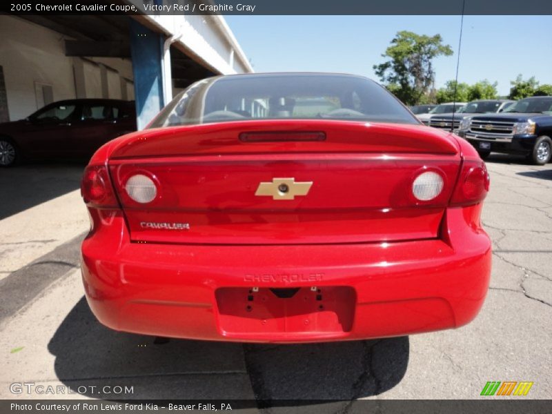 Victory Red / Graphite Gray 2005 Chevrolet Cavalier Coupe