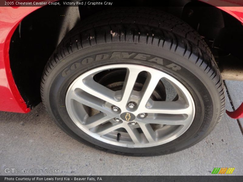 Victory Red / Graphite Gray 2005 Chevrolet Cavalier Coupe