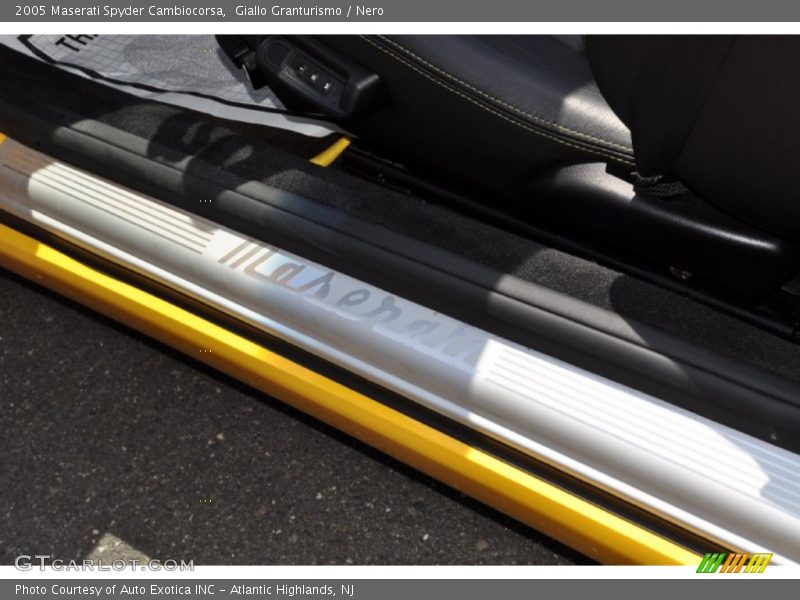Giallo Granturismo / Nero 2005 Maserati Spyder Cambiocorsa
