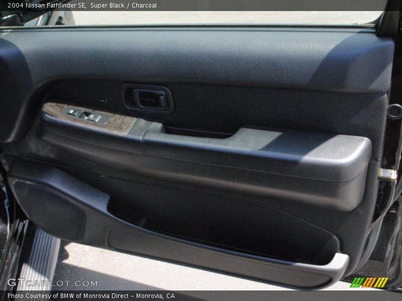 Super Black / Charcoal 2004 Nissan Pathfinder SE