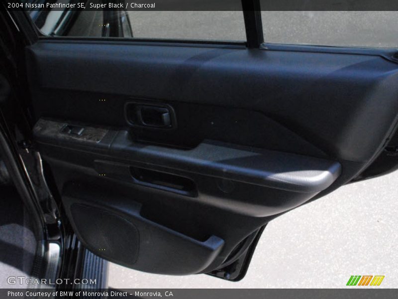 Super Black / Charcoal 2004 Nissan Pathfinder SE