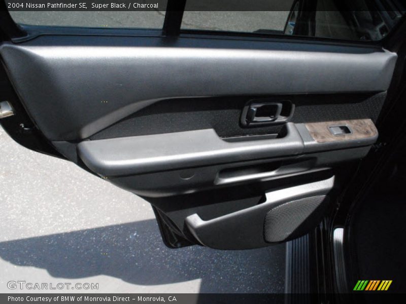Super Black / Charcoal 2004 Nissan Pathfinder SE