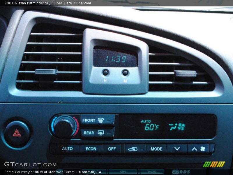 Super Black / Charcoal 2004 Nissan Pathfinder SE