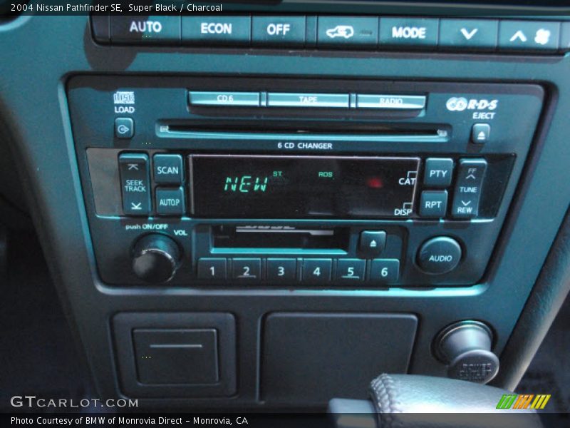 Super Black / Charcoal 2004 Nissan Pathfinder SE