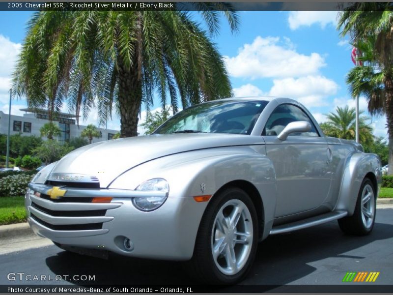 Front 3/4 View of 2005 SSR 