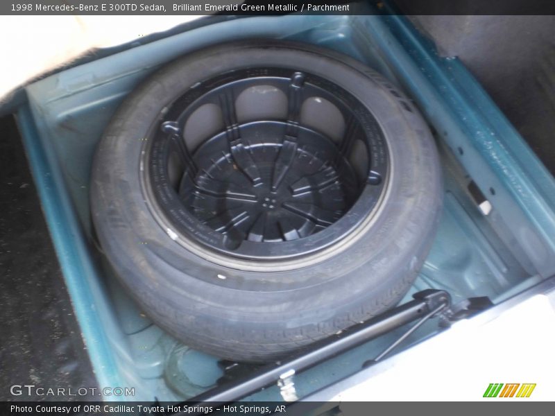 Brilliant Emerald Green Metallic / Parchment 1998 Mercedes-Benz E 300TD Sedan