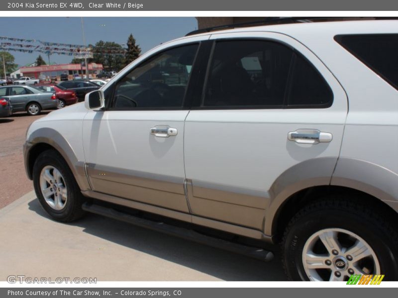 Clear White / Beige 2004 Kia Sorento EX 4WD