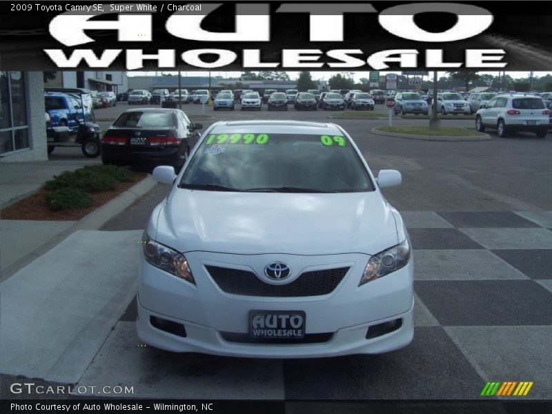 Super White / Charcoal 2009 Toyota Camry SE